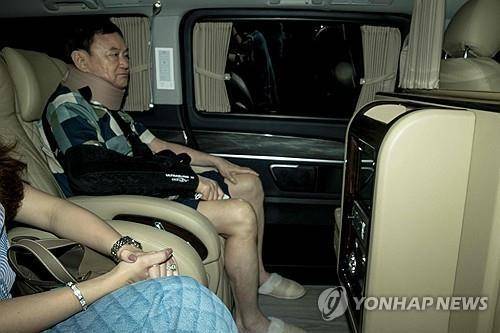 18일 경찰병원을 떠나 차를 타고 집에 도착한 탁신 친나왓 전 태국 총리  [AFP 연합뉴스. 재판매 및 DB 금지]