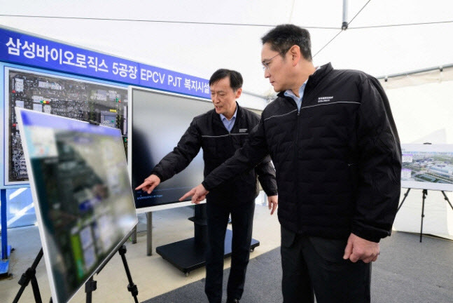 이재용 삼성전자 회장이 16일 인천 송도에 위치한 삼성바이오로직스 인천사업장을 방문해 5공장 건설 현장에서 관계자 브리핑을 듣고 있다. (사진=삼성전자 제공)