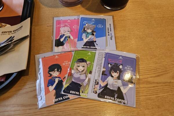 - 컬래버레이션 메뉴를 주문하면 받을 수 있는 5종의 포토 카드