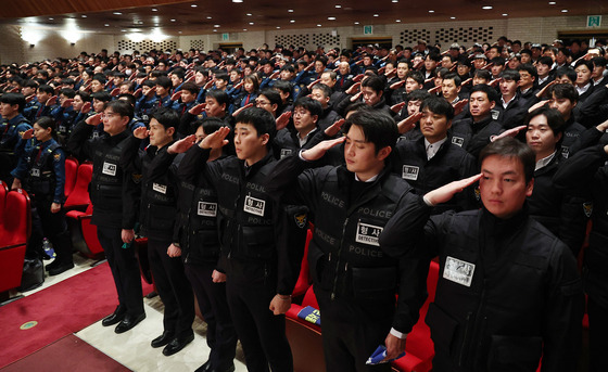 국기에 경례하는 형사기동대 〈출처=서울경찰청〉