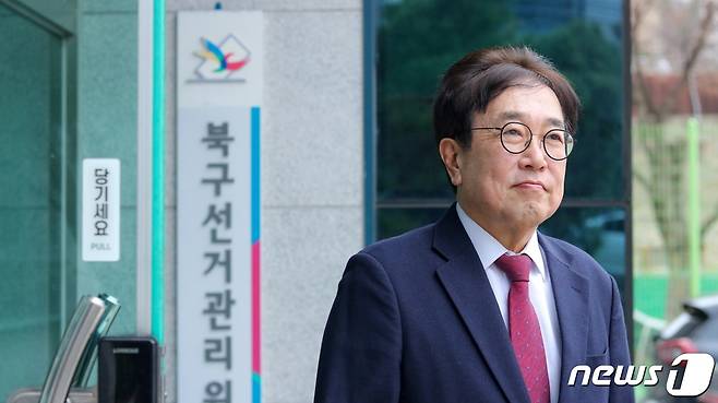 20일 오전 서병수 국민의힘 국회의원이 부산 북구선거관리위원회에서 북강서갑 예비후보 등록을 마치고 선관위를 나오고 있다(서병수 캠프 제공)