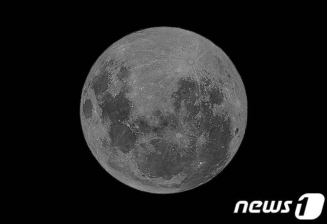 오는 24일 정월대보름 달이 올해 뜨는 보름달 중 가장 작을 것으로 예측됐다. 사진은 보름달.(고구려천문과학관 제공)2024.2.20/뉴스1