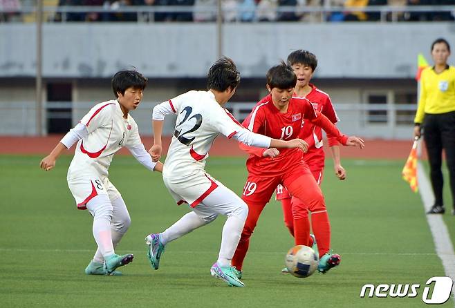 (평양 노동신문=뉴스1) = 북한 여자축구 선수들. [국내에서만 사용가능. 재배포 금지. DB 금지. For Use Only in the Republic of Korea. Redistribution Prohibited] rodongphoto@news1.kr