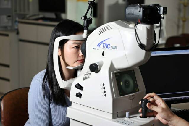 망막질환은 초기에 자각증상이 뚜렷하지 않기 때문에 정기적인 안과 검진을 통한 조기발견이 중요하다(사진제공=김안과병원)