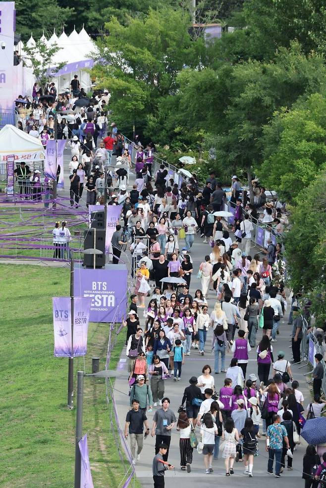 지난해 6월 방탄소년단(BTS)의 데뷔 10주년 기념 축제(BTS 10th 애니버서리 페스타)가 열린 서울 여의도 한강공원에 모인 전세계 아미(방탄소년단 팬)들이 행사장으로 들어가고 있다. 사진=연합뉴스