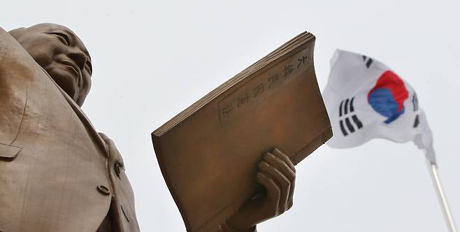 서울시 중구 장충동 자유총연맹 광장에 있는 이승만 동상./연합뉴스