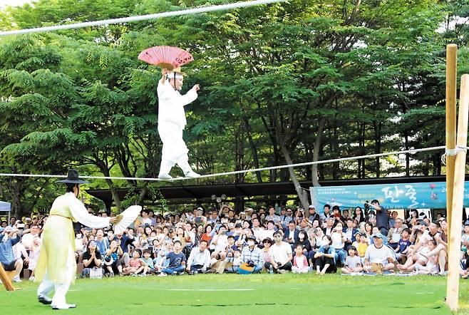 과천시민회관 앞 잔디마당에서 유네스코 인류무형문화유산 국가무형문화재인 전통줄타기 공개행사가 열리고 있다./과천시 제공