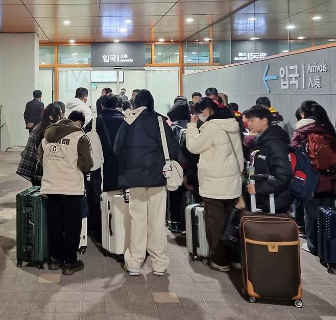 인천항 국제여객터미널에서 관광객들이 입국 절차를 밟고 있다. ⓒ IPA 제공