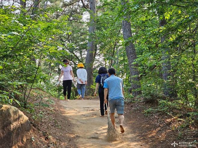 울산 중구 황방산 맨발걷기 등산로. 울산 중구 제공