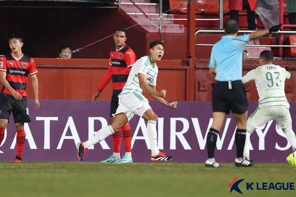 정태욱(가운데, 전북현대). 한국프로축구연맹 제공