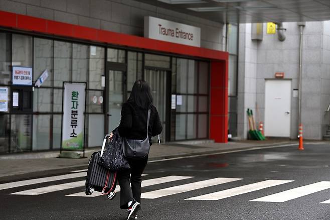 20일 오전 경기 성남시 분당구 국군수도병원에서 응급환자로 입원한 민간인의 보호자가 응급실로 이동하고 있다. 군 당국은 정부의 의대 정원 확대 방침에 반발한 의료계의 집단행동으로 발생하는 의료공백 사태에 대응하기 위해 군 의료체계를 민간에 개방했다.(ⓒ뉴스1, 무단 전재-재배포 금지)