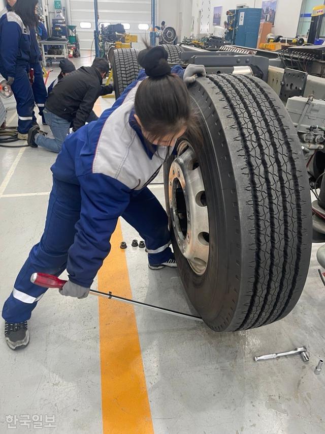지난달 23일 경기 평택시 볼보트럭 종합출고센터에서 여성 정비사 교육생이 타이어를 본체에 끼우는 작업을 실습하고 있다. 볼보트럭코리아 제공