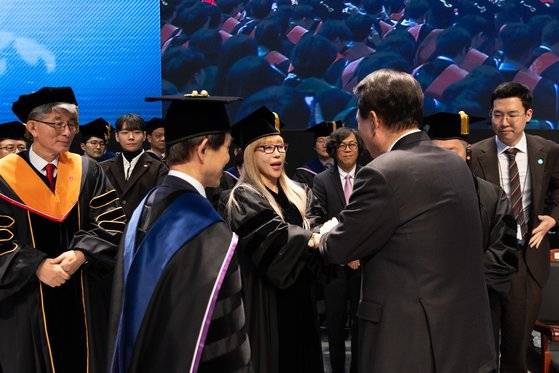 윤석열 대통령이 16일 대전 유성구 한국과학기술원(KAIST)에서 열린 2024년 학위수여식에 참석해 이날 명예 과학기술학 박사학위를 받은 소프라노 조수미 문화기술대학원 초빙석학교수와 인사하고 있다.[사진 [대통령실]