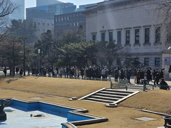 12일 ‘장욱진 회고전: 가장 진지한 고백’ 입장을 위해 국립현대미술관 덕수궁 앞에 줄 선 관람객들. 사진 국립현대미술관