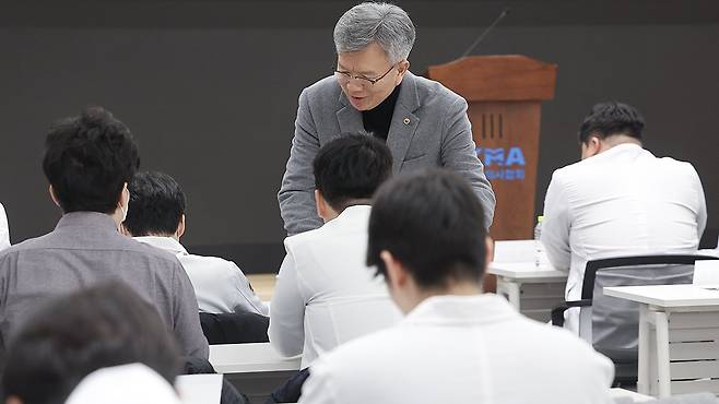 김택우 의협 비대위원장(가운데)이 참석자들과 악수하고 있다. 연합뉴스