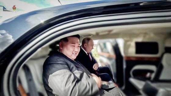 김정은 북한 국무위원장이 지난해 9월 13일 러시아 아무르주의 보스토치니 우주기지에서 푸틴 전용차인 '아우루스' 뒷좌석에 함께 승차한 모습. 조선중앙TV 캡처, 연합뉴스