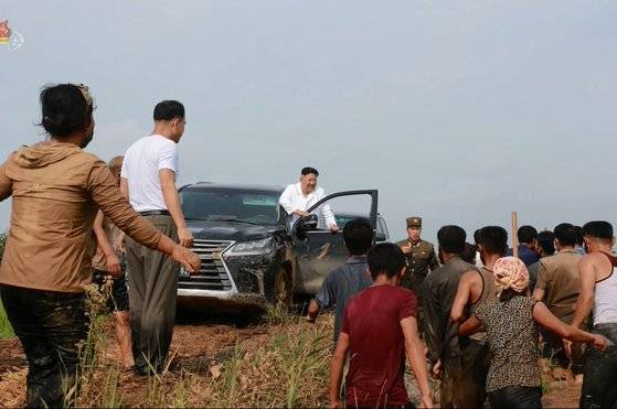 2020년 8월 황해북도 은파군 대청리 수해현장에 직접 방문한 김정은 국무위원장이 SUV 운전석에서 내려 주민들에게 다가가는 모습. 조선중앙TV 캡처, 연합뉴스