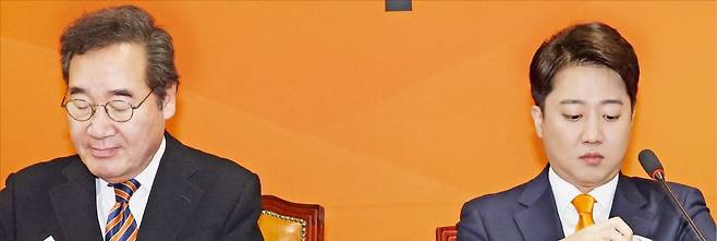 < 다른 색 넥타이 매고… > 이낙연(왼쪽)·이준석 개혁신당 공동대표가 19일 다른 색깔의 넥타이를 매고 국회에서 열린 당 최고위원회의를 하고 있다.  연합뉴스