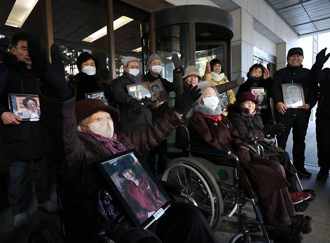 지난달 25일 오전 서울 서초구 대법원에서 열린 일제 강제동원 후지코시 상대 손배소송 상고심 선고에서 원고 일부승소 판결 원심을 확정받은 피해자 김정주(앞줄 왼쪽부터), 김계순, 이자순 할머니와 유족들이 만세를 부르고 있다. /사진=연합뉴스