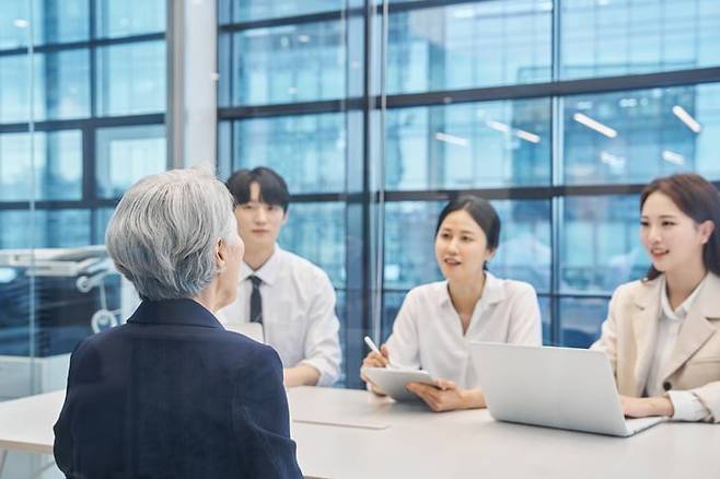 자발적으로 일하는 고령층 인구가 늘고 있다. 이에 노후 준비가 단순히 경제적인 문제뿐만 아니라 생활, 문화적인 측면에서도 수반돼야 한다는 지적이 나오고 있다. /사진=게티이미지뱅크