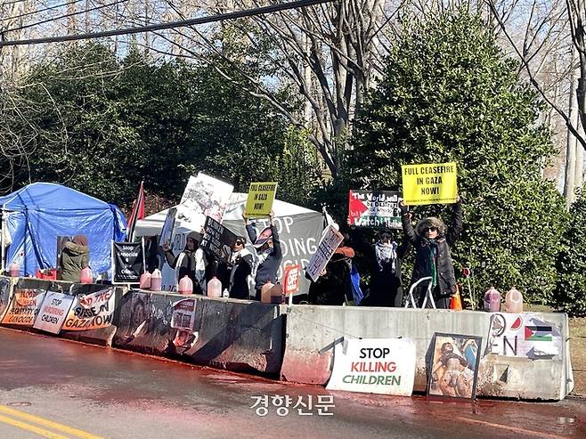 가자지구 전쟁에 반대하는 시위대가 19일(현지시간) 미국 워싱턴 근교의 토니 블링컨 국무장관 사저 앞에서 ‘휴전 촉구’ ‘학살 중단’ 등의 구호를 외치고 있다. 워싱턴/김유진특파원