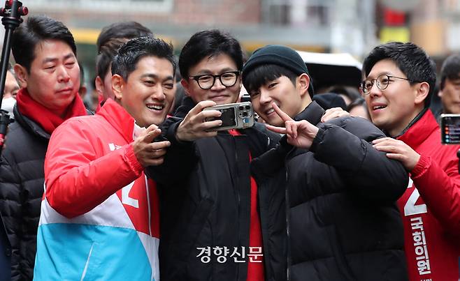 한동훈 국민의힘 비상대책위원장이 20일 서울 광진구 화양동에서 ‘시민이 안전한 대한민국’ 현장 공약을 하기 위해 이동하며 시민들과 기념촬영을 하고 있다. 문재원 기자