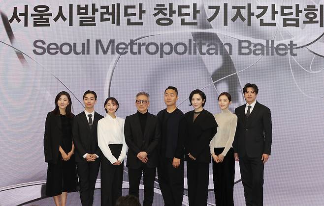Dancers and choreographers for the 2024 season of Seoul Metropolitan Ballet pose for a group photo (Yonhap)