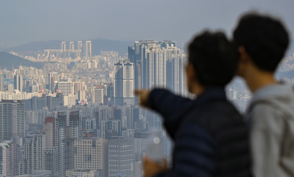 13일 서울 용산구 남산타워에서 바라본 아파트들이 줄지어 있다. 윤웅 기자