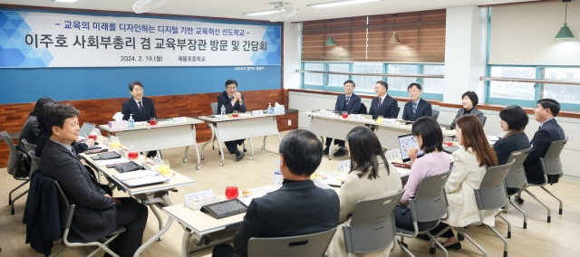 도성훈 인천시교육감이 지난 19일 제물포중학교에서 이주호 부총리 겸 교육부 장관과 디지털 대전환 시대 학교의 변화 및 교사의 역할 변화를 주제로 한 교직원 간담회를 진행하고 있다. 인천시교육청 제공