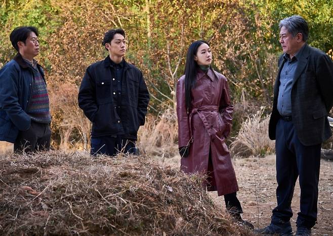 장재현 감독의 세 번째 오컬트 영화 '파묘'가 예매율 40%를 넘기며 박스오피스 지각 변동을 예고했다. 사진제공=쇼박스