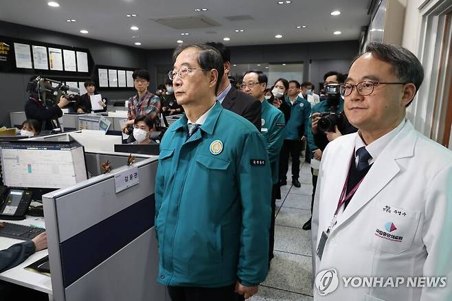 19일 오후 한덕수 국무총리가 의료 현장의 대응을 점검하기 위해 서울 중구 국립중앙의료원 내 중앙응급의료 상황실을 찾아 점검하고 있다. / 사진=연합뉴스