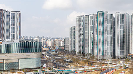 스타필드 효과로 화서역 일대 부동산이 들썩인다. 사진 왼쪽이 스타필드 수원, 오른쪽은 화서역파크푸르지오. (윤관식 기자)