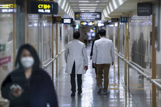 19일 서울시내 한 대학병원에서 의료진이 이동하고 있다. /사진= 뉴시스