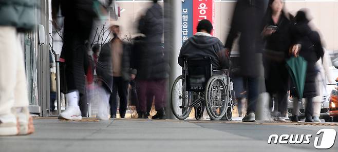 빅5 병원(서울대, 세브란스, 서울아산, 삼성서울, 서울성모병원) 전공의들이 예고한 집단 사직서 제출 시한이 하루 앞으로 다가온 19일 서울 시내의 한 대학병원에 환자 및 보호자의 발길이 이어지고 있다. 2024.2.19/사진=뉴스1  Copyright (C) 뉴스1. All rights reserved. 무단 전재 및 재배포,  AI학습 이용 금지.