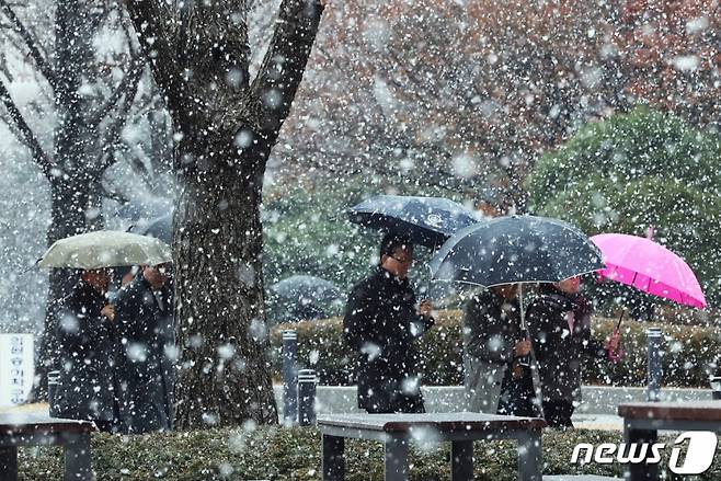 수요일인 내일(21일)은 중부지방을 비롯한 전국에 비와 눈이 내리는 곳이 많겠다./사진=뉴스1