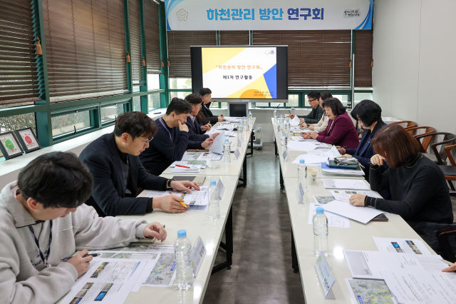 시흥시의원 연구단체 '하천 관리방안 연구회' 회의 모습./사진제공=시흥시의회