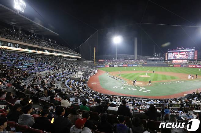 지난해 10월 30일 경기 수원시 장안구 KT위즈파크에서 열린 ‘2023 신한은행 SOL KBO 포스트시즌’ 플레이오프 1차전 KT 위즈와 NC 다이노스의 경기를 찾은 관중들이 응원을 펼치며 경기를 관람하고 있다. /사진=뉴스1