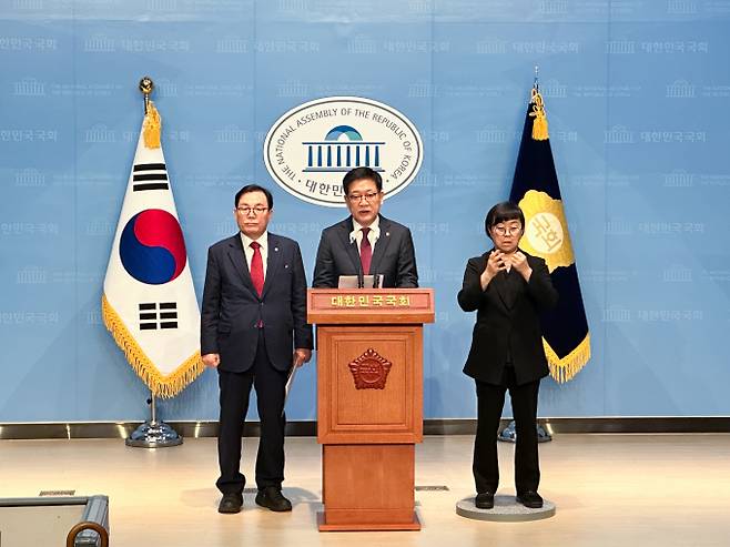 국민의힘 권명호 의원(울산 동구, 사진 가운데)과 이채익 의원(울산 남구갑, 사진 왼쪽)이 20일 국회 소통관에서 기자회견을 열고 HD현대중공업에 함정 사업 입찰 참여할 수 있도록 기회를 주어야 한다며 목소리를 높이고 있다. /사진=의원실 제공