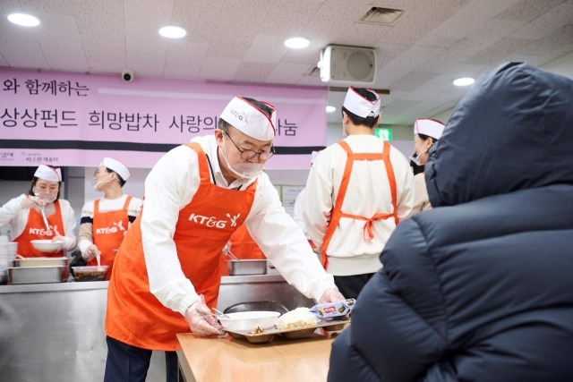 이상학 KT&G 지속경영본부장(가운데)과 임직원이 무료급식소 따스한 채움터에서 급식봉사를 하고 있다./KT&G