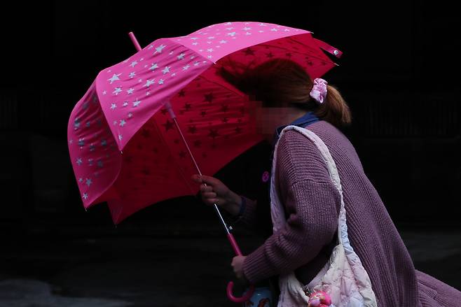 비바람이 세차게 분 6일 오후 서울 중구 거리에서 한 시민이 우산을 힘겹게 받치고 걸어가고 있다. 연합뉴스