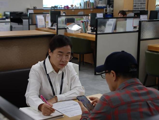 경남행복내일센터 재취업 상담.(사진=경남행복내일센터 제공) *재판매 및 DB 금지