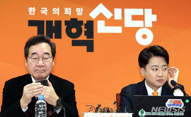 [서울=뉴시스] 이영환 기자 = 개혁신당 이준석(오른쪽), 이낙연 공동대표가 지난 19일 오전 서울 여의도 국회에서 열린 최고위원회의에 참석하고 있다. 2024.02.19. 20hwan@newsis.com