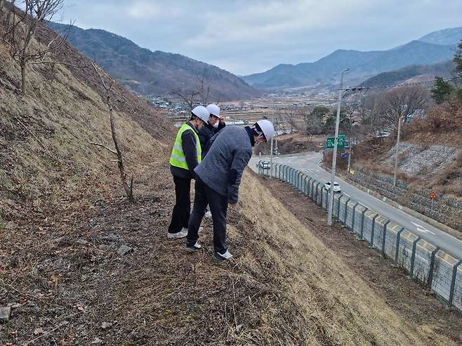 경남도, 옹벽 절토사면 안전점검.(사진=경남도 제공) *재판매 및 DB 금지