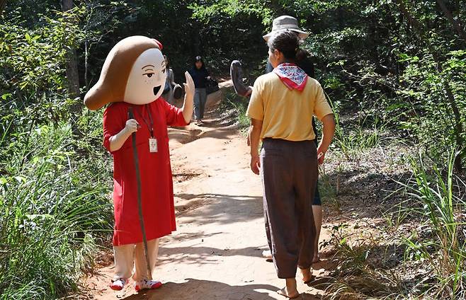 [울산=뉴시스] 울산 중구 황방산 맨발등산로를 찾은 '울산큰애기' (울산시 중구 제공) *재판매 및 DB 금지