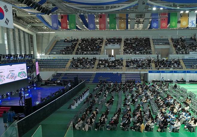 [부산=뉴시스] 동아대학교는 최근 부산 강서구 강세실내체육관에서 2024학년도 신입생 입학식 오리엔테이션을 개최했다고 20일 밝혔다. (사진=동아대 제공) *재판매 및 DB 금지