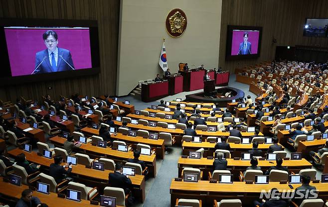 [서울=뉴시스] 이영환 기자 = 홍익표 더불어민주당 원내대표가 20일 오전 서울 여의도 국회에서 열린 제413회국회(임시회) 2차 본회의에서 교섭단체 대표연설을 하고 있다. 2024.02.20. 20hwan@newsis.com