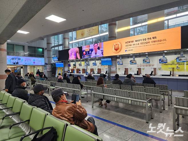 20일 오전 광주 동구 조선대병원 진료 접수 대기중인 환자들 모습. 박요진 기자