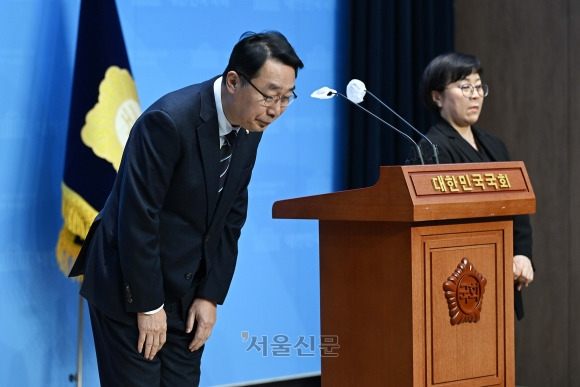 윤영찬 더불어민주당 의원은 20일 서울 여의도 국회 소통관에서 현안 관련 기자회견을 하기 전 인사를 하고 있다. 윤 의원은 이날 “당 공천관리위원회로부터 하위 10% 통보를 받았다”며  “하위 10%라는 공관위 결정은 받아들이기 어렵지만 굴복하지 않고 반드시 승리할 것”이라고 밝혔다. 2024.2.20 오장환 기자