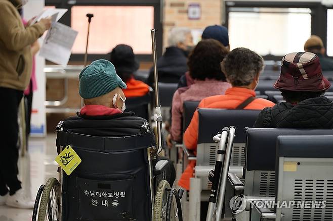 충남대병원서 진료 기다리는 환자들 (대전=연합뉴스) 강수환 기자 = 19일 오후 대전 충남대병원에서 환자가 진료를 기다리고 있다. 정부의 의대 증원에 반발해 인턴과 레지던트 등 전공의들이 집단사직에 나서면서 환자와 보호자 사이에서는 '의료대란'이 본격화되는 것 아니냐는 우려가 커지고 있다. 대전 지역에서는 대전성모병원과 대전을지대병원에 이어 충남권에서 가장 큰 규모의 상급종합병원인 충남대병원에서 이날 정오부터 전공의들이 개별적으로 사직서를 내고 있다. 2024.2.19 swan@yna.co.kr