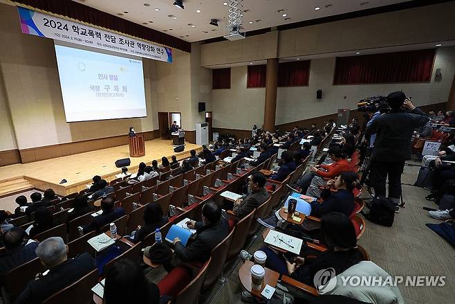 학교폭력 전담 조사관 역량강화 연수 지난 19일 오전 서울 중구 성동공업고등학교에서 열린 학교폭력 전담 조사관 역량강화 연수 개회식에서 구자희 서울시교육청 평생진로교육국장이 인사말하고 있다. [연합뉴스 자료사진. 재판매 및 DB 금지]